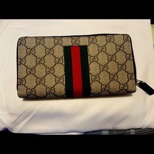 Large gucci zip around Wallet